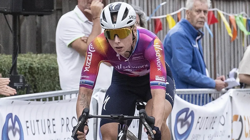 Wiebes avoids crash in finale and easily rides to victory in Tour of Poland
