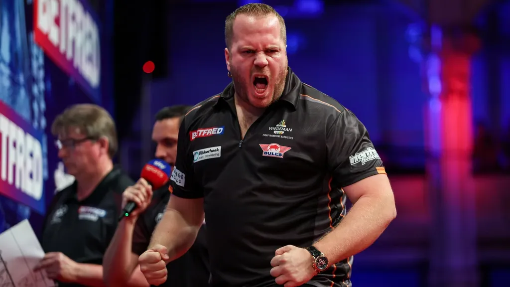 Van Duijvenbode trembles briefly but powers through to World Matchplay semi-finals