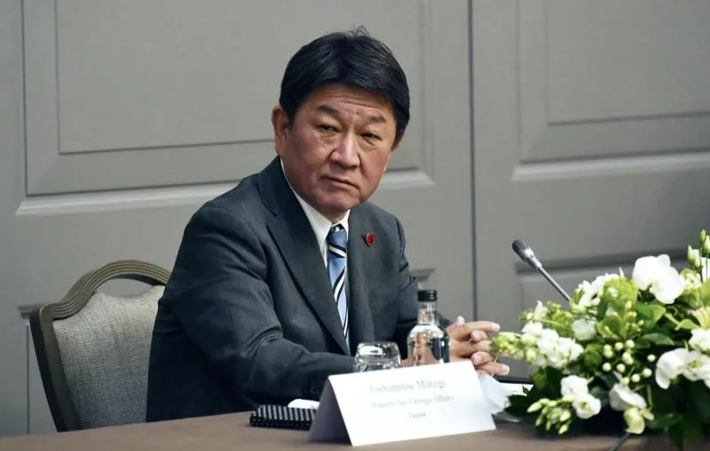 Russia and Japan Foreign Ministers Hold Courteous Meeting in Manila