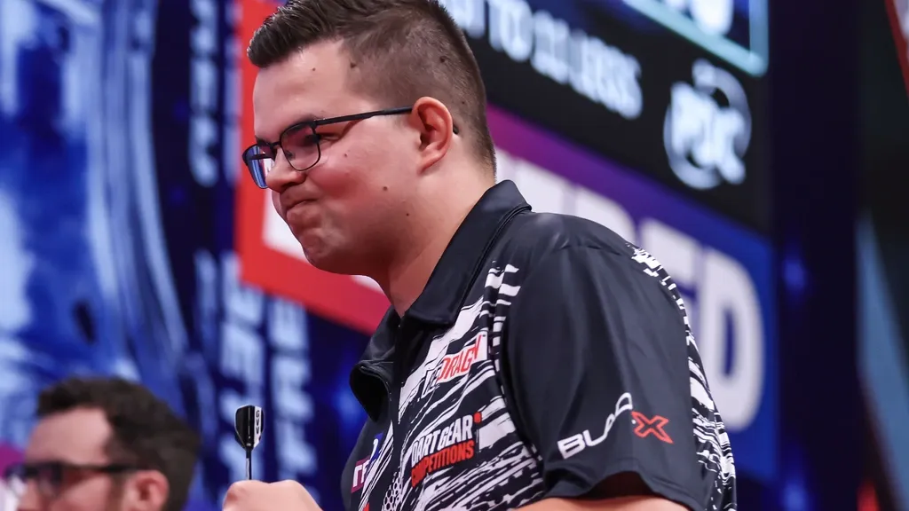Dutch darter Van Veen reaches World Matchplay semi-finals for the first time