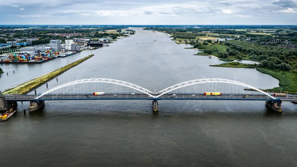 Transport and Logistics Netherlands considers legal action over Merwedebrug closure
